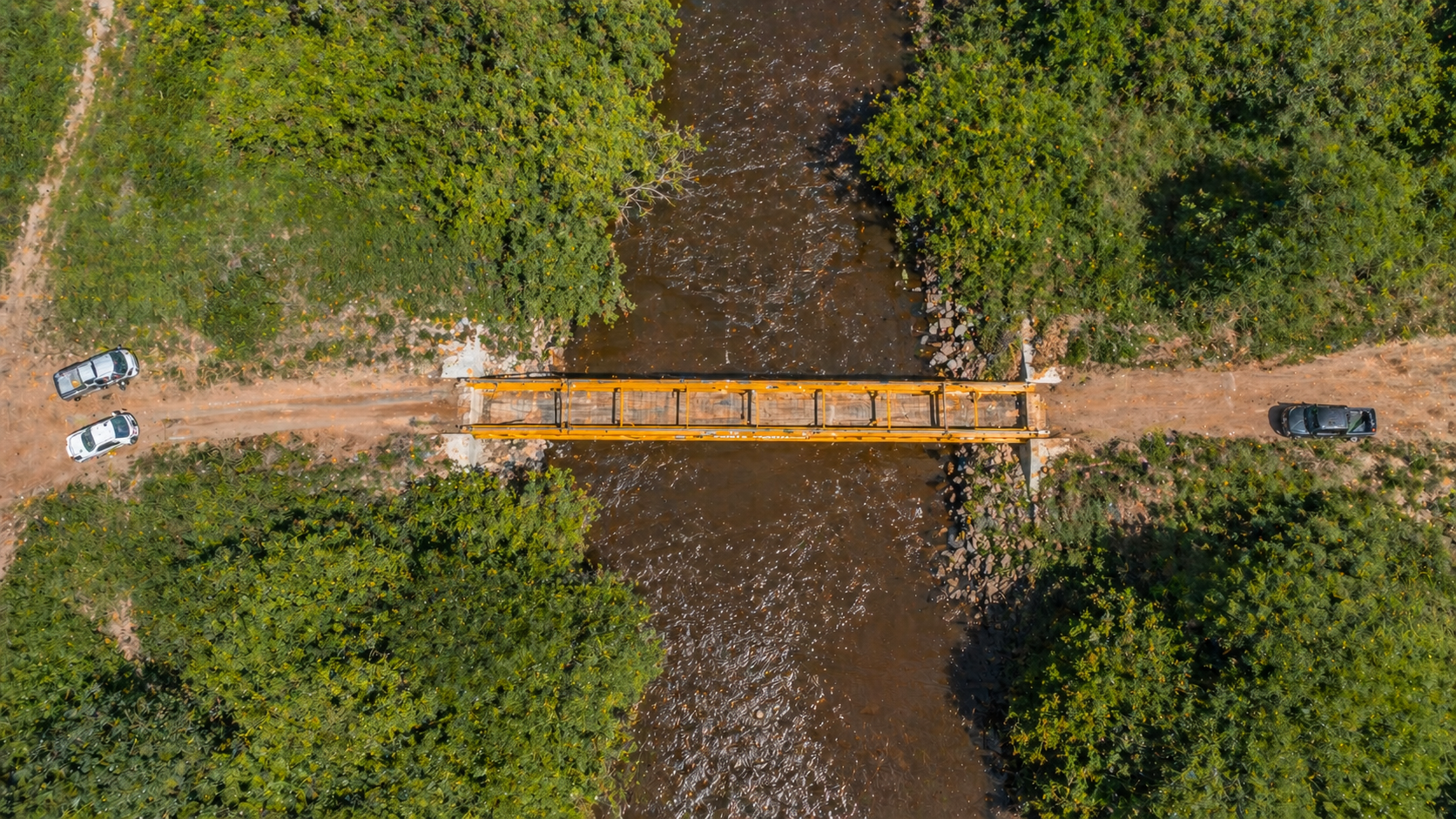 Vista aérea de ponte modular pré-fabricada instalada em área rural